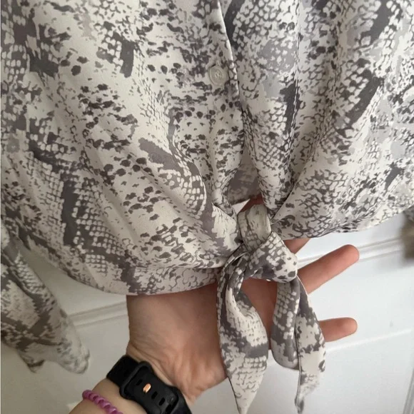 Gianni Bini Cream and Gray Snakeskin Blouse - Picture 3 of 6